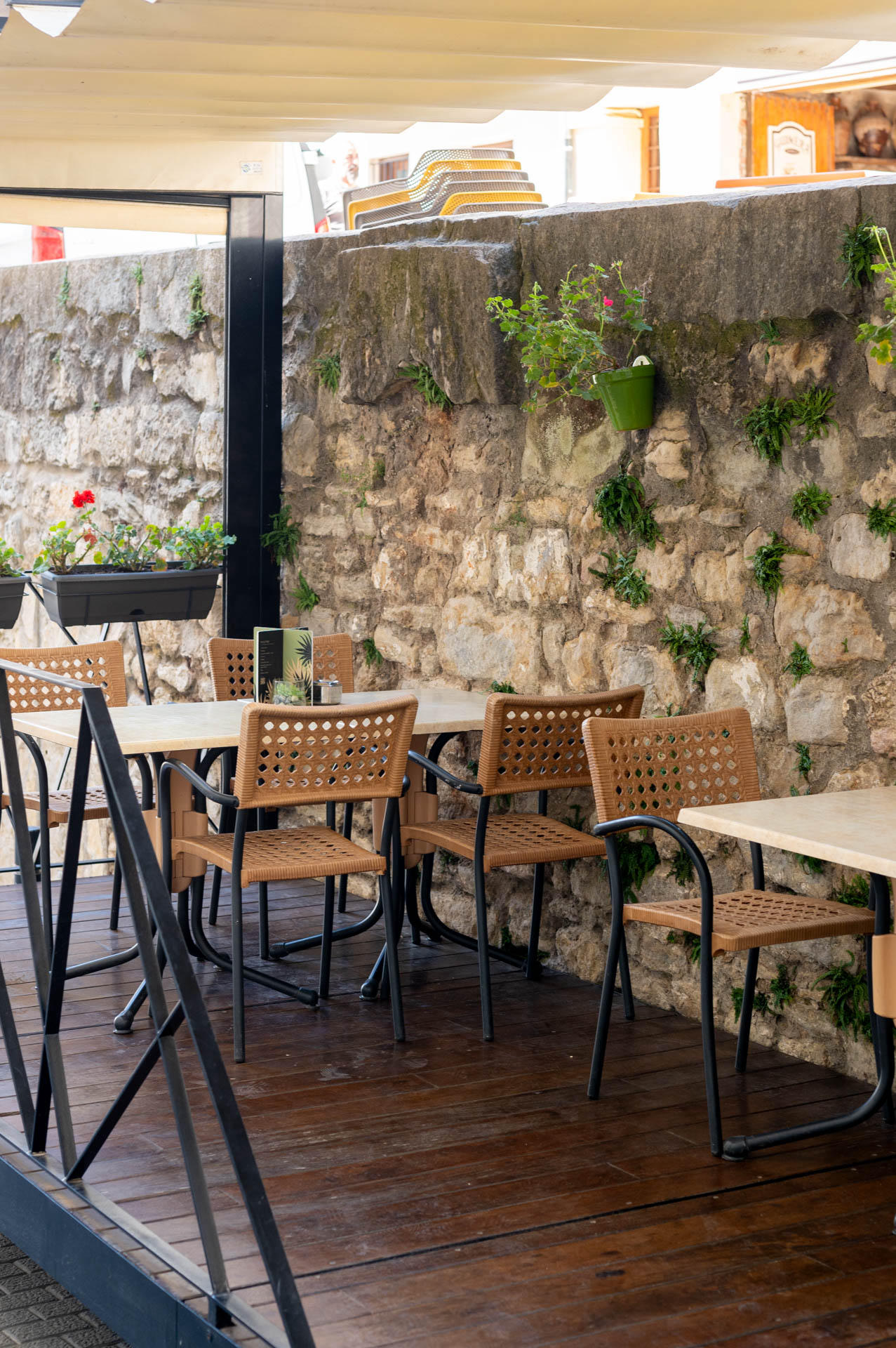 Terraza del Hotel Rey Don Jaime junto a la muralla